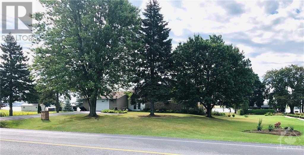 11704 Lakeshore Drive, Morrisburg, Ontario  K0C 1X0 - Photo 1 - 1256081
