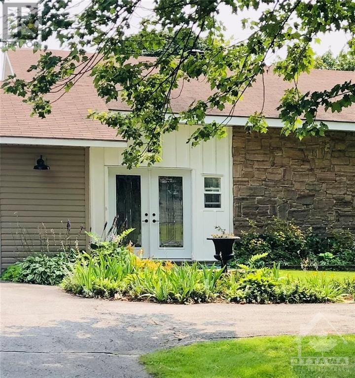 11704 Lakeshore Drive, Morrisburg, Ontario  K0C 1X0 - Photo 2 - 1256081