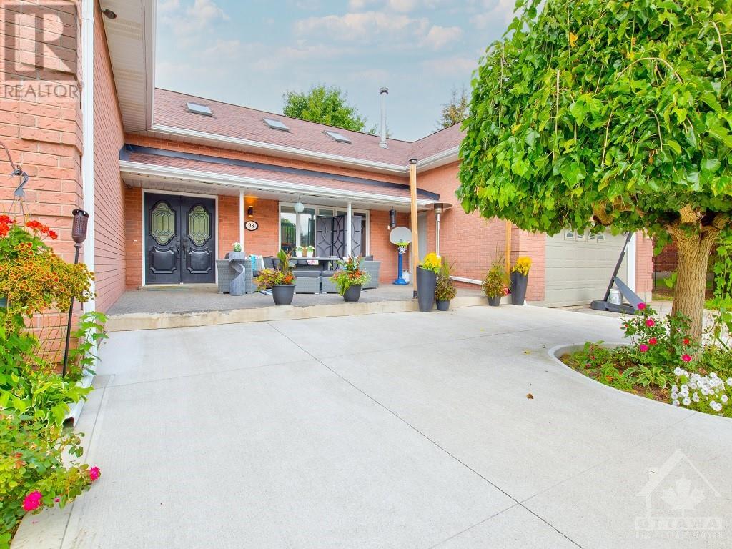 98 Mannheim Court, Kitchener, Ontario N0B 2H0 - Photo 2 - 1261518